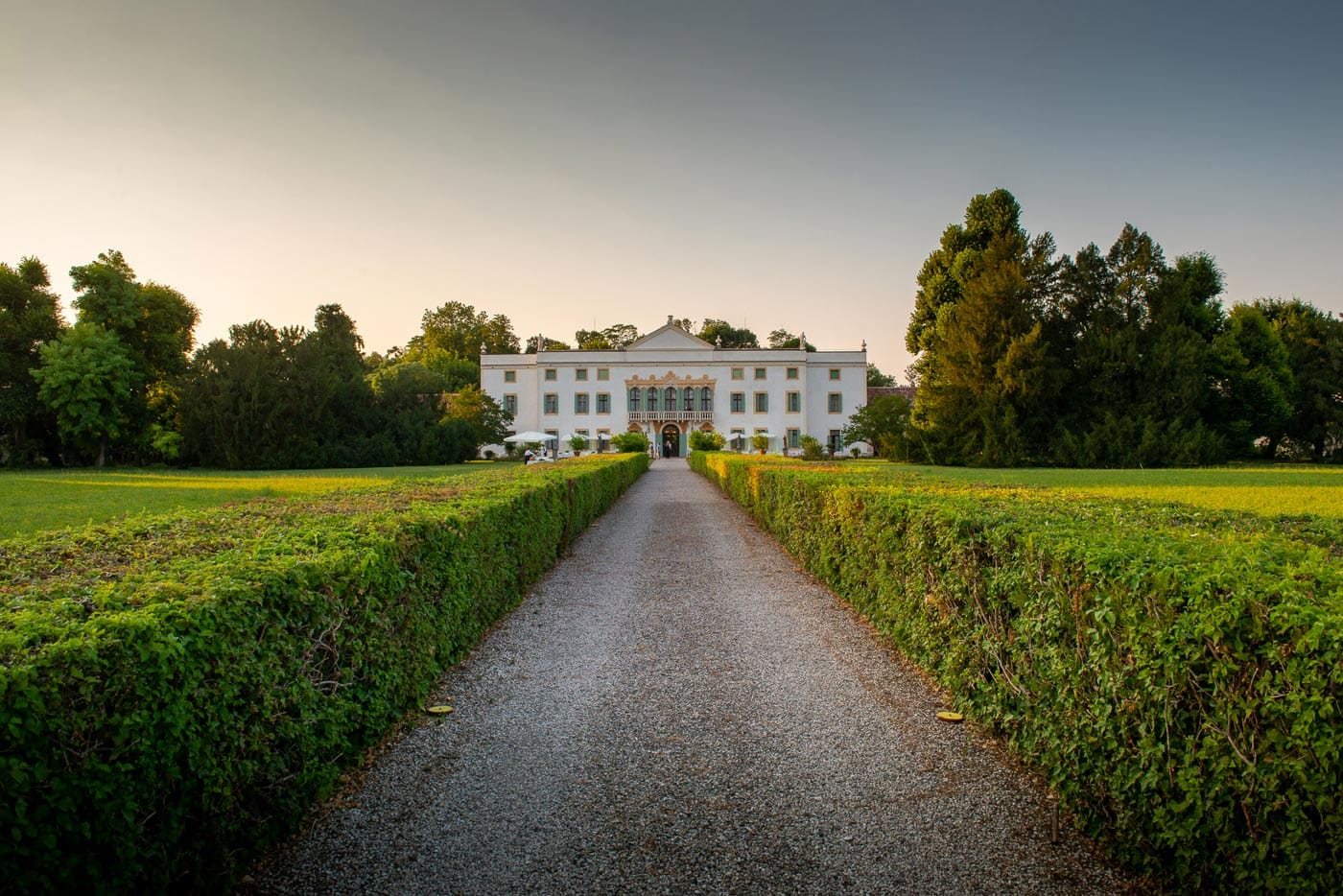 Il viale d'ingresso di Villa Cavalli