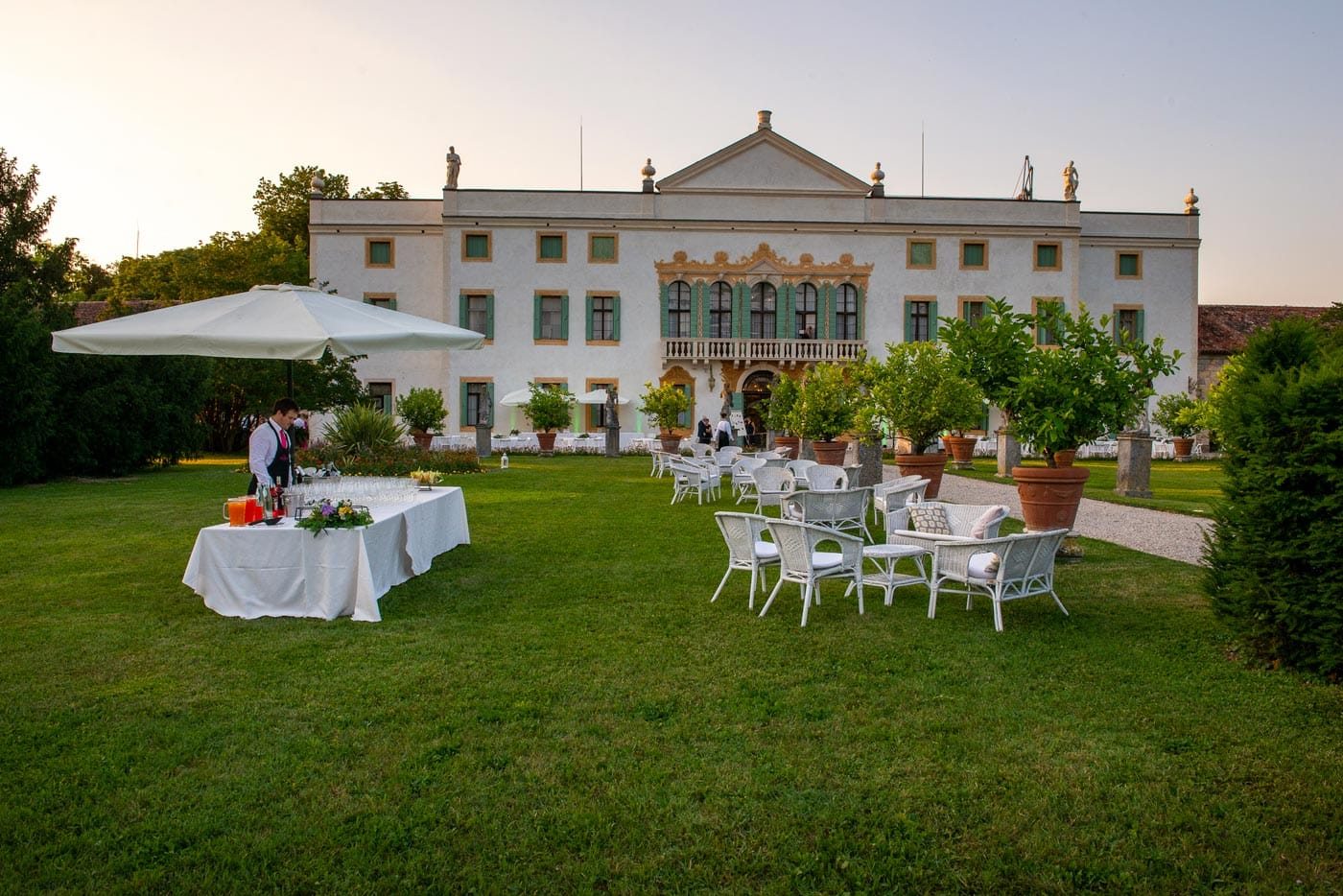 Il giardino di Villa Cavalli allestito per un ricevimento