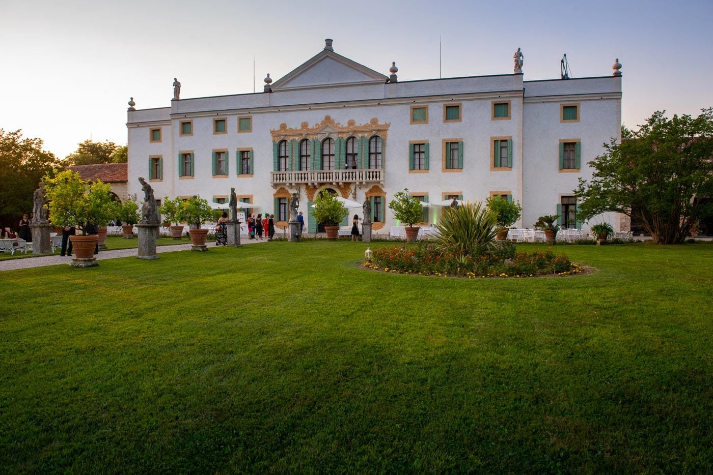 La facciata di Villa Cavalli al tramonto